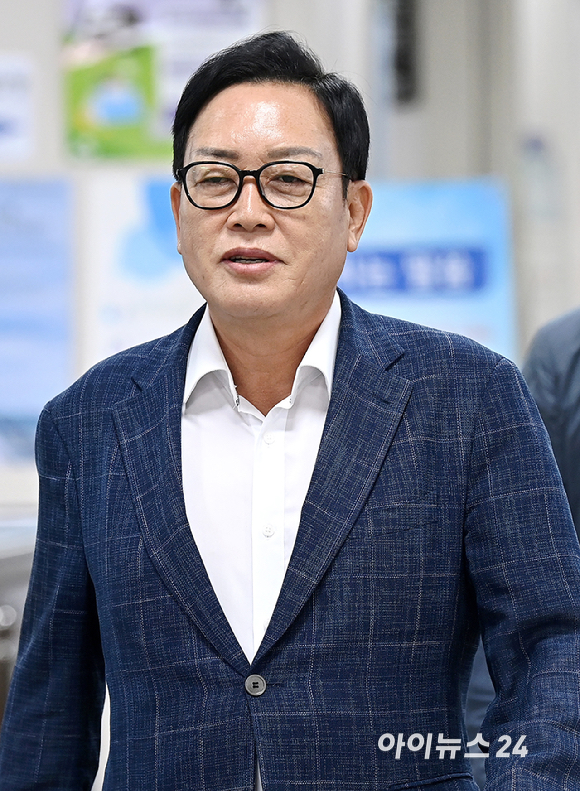 양평군수를 지낸 김선교 국민의힘 의원이 24일 오전 서울 서초구 서울중앙지방법원에서 열린 '경기 양평 공흥지구 개발 특혜 의혹' 1심 속행 공판에 출석하고 있다. [사진=곽영래 기자]