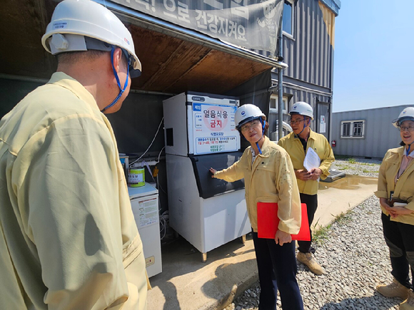 이미라 산림청 차장이 9일 국립새만금수목원 조성사업장을 찾아 건설현장 근로자들의 근로환경 관리실태를 점검했다. [사진=산림청]