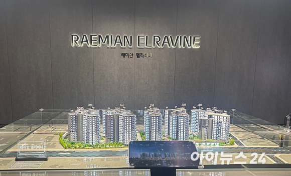 래미안 엘라비네의 전용 84㎡ 분양가는 17억300만~18억4800만원으로, 강서구 최근 분양 단지보다 약 25% 높은 수준이다.래미안 사진은 엘라비네 견본주택 내 단지 모형도. [사진=김민지 기자]