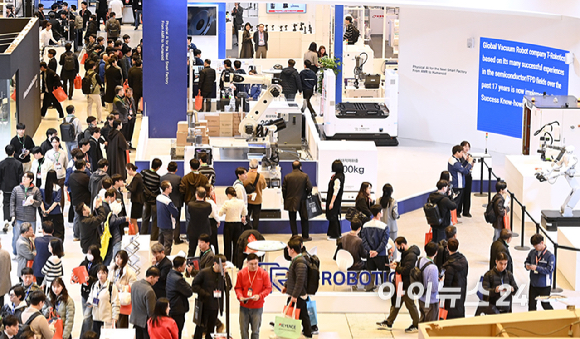 4일 오전 서울 강남구 코엑스에서 열린 2026 스마트공장&middot;자동화산업전(AW2026)에서 관람객들이 부스를 둘러보고 있다. [사진=곽영래 기자]