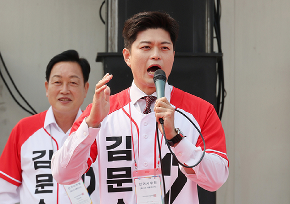 김용태 국민의힘 비상대책위원장이 30일 경기 가평 청평시계탑 광장에서 열린 현장유세에서 발언하고 있다. [사진=연합뉴스]
