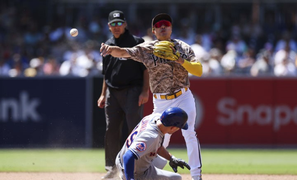 MLB 샌디에이고에서 뛰고 있는 김하성은 10일(한국시간) 열린 뉴욕 메츠와 홈 경기에서 4타수 2안타 1득점을 기록하며 전반기 일정을 마쳤다. [사진=뉴시스]