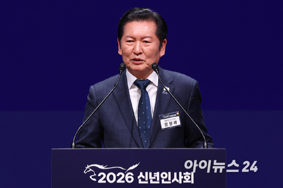 김민석(오른쪽 세 번째) 국무총리와 최태원(왼쪽 두 번째) 대한상공회의소 회장, 정청래(왼쪽) 더불어민주당 대표, 장동혁 국민의힘 대표가 2일 오후 서울 중구 대한상공회의소에서 열린 2026 경제계 신년인사회에서 떡케이크를 자르고 있다. [사진=사진공동취재단]