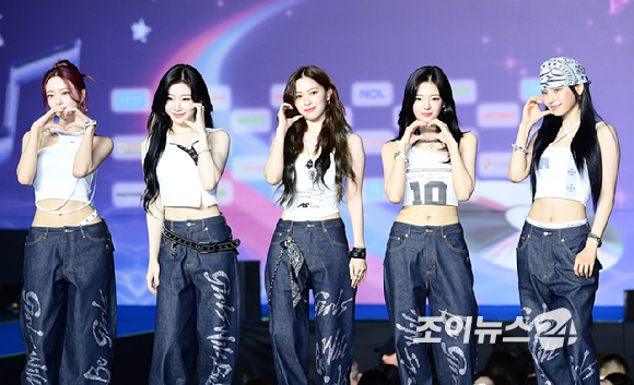 그룹 있지(ITZY)가 26일 오후 경기도 고양 일산서구 대화동 킨텍스에서 열린 2025 SBS 가요대전 Summer(써머) 블루카펫 행사에 참석하고 있다. [사진=정소희 기자]