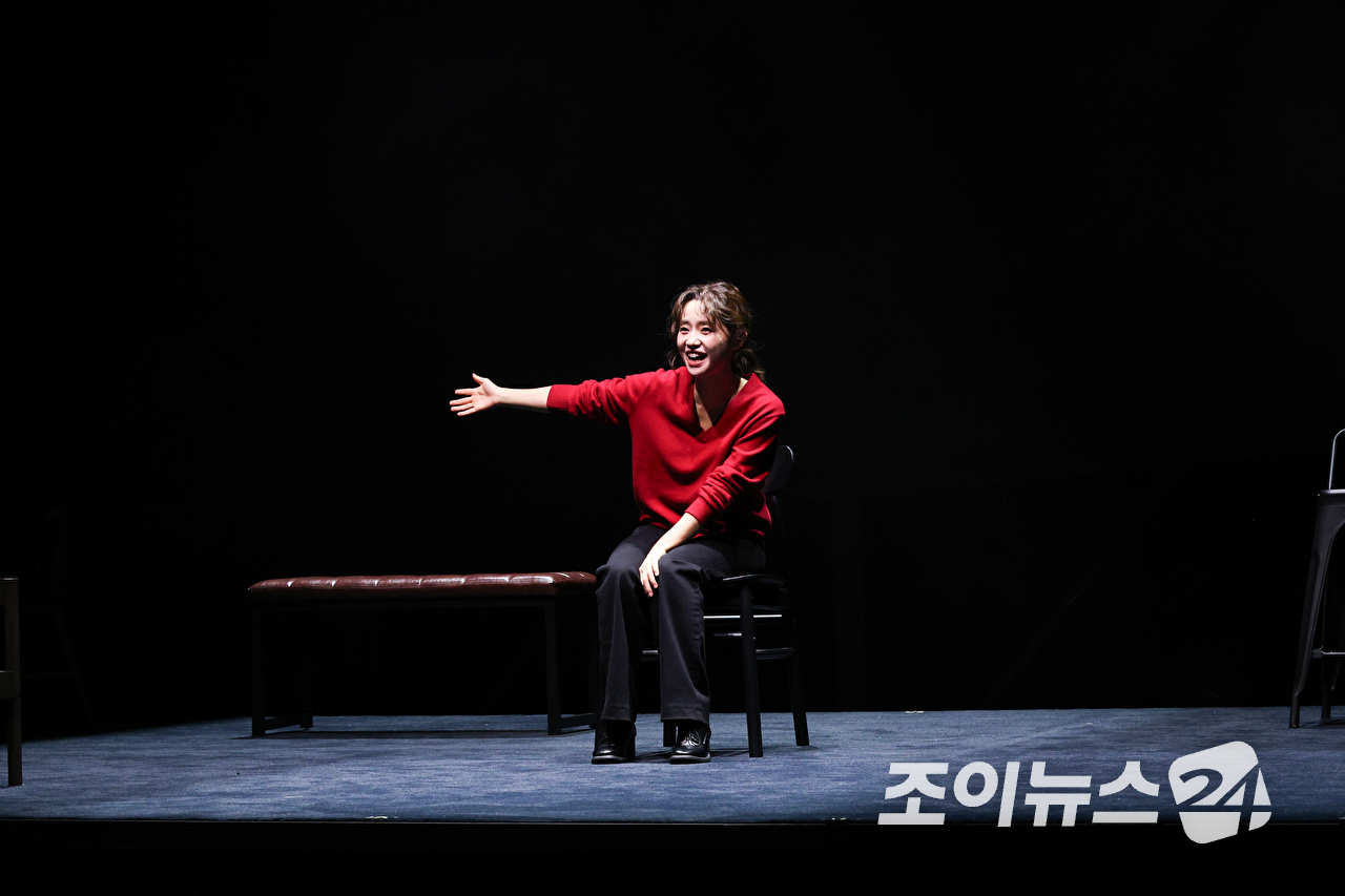 배우 김규남이 23일 오후 서울 종로구 연지동 두산아트센터 연강홀에서 진행된 연극 '플리백' 프레스콜에 참석해 열연을 펼치고 있다. [사진=문수지 기자]