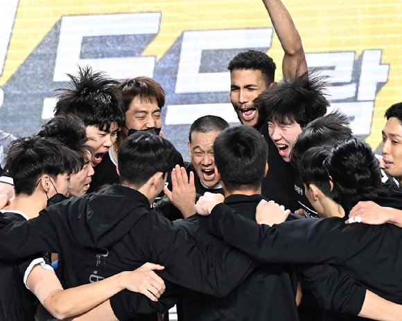 현대캐피탈 선수들이 24일 열린 한국전력과 홈 경기에서 세트 스코어 3-0 승리를 확정한 뒤 기뻐하고 있다. [사진=한국배구연맹(KOVO)]
