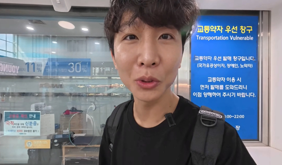 성심당 직원이 시각장애인 유튜버 한솔의 빵 구매 후 빵이 든 쇼핑백을 건네고 있다. [사진=원샷한솔 유튜브 캡처]