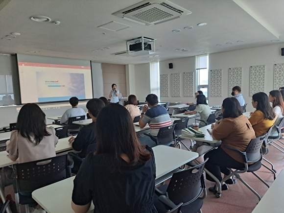 지난 23일 경기도 안성시의 맞춤형 금융서비스 연계 교육이 진행되고 있다. [사진=안성시]