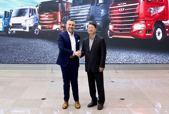 (오른쪽부터)김태성 타타대우모빌리티 사장과 실뱅 블레즈 FPT CEO가 지난 24일 전북 군산에서 열린 전략적 파트너십 강화를 위한 협력식에서 기념촬영하고 있다. [사진=타타대우모빌리티]