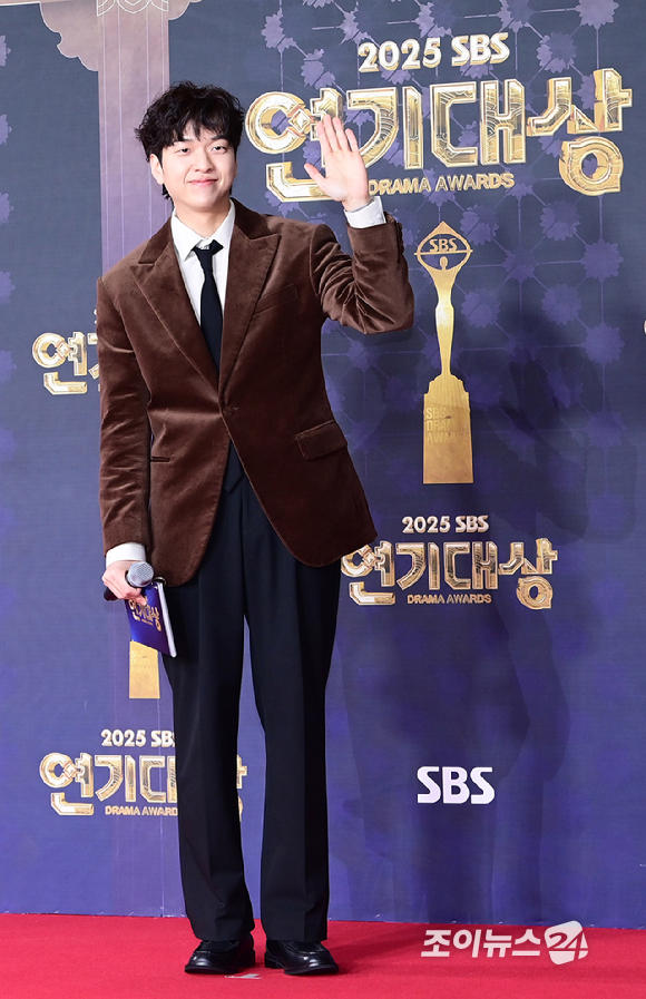 코미디언 유재필이 31일 오후 서울 마포구 상암동 SBS 프리즘타워에서 열린&nbsp;2025 SBS 연기대상&nbsp;레드카펫 행사에 MC로 참석하고 있다. [사진=정소희 기자]