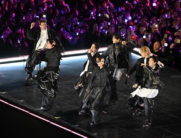 방탄소년단(BTS)이 21일 오후 서울 광화문 광장에서 정규 5집 '아리랑(ARIRANG)' 앨범 발매를 기념해 컴백 무대를 선보이고 있다. [사진=사진공동취재단]