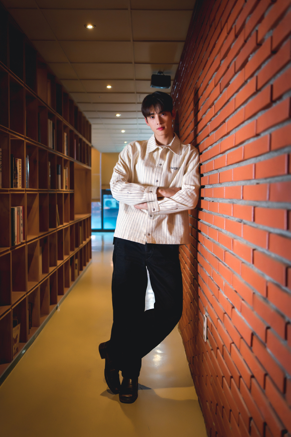 배우 겸 가수 차은우가 티빙 오리지널 시리즈 '아일랜드' 파트2 공개에 앞서 진행된 인터뷰에서 포즈를 취하고 있다. [사진=티빙]