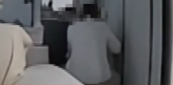 심부를 앱에서 고용된 남성이 여성 집주인의 속옷을 뒤지는 등 이상 행동을 보였다는 사연이 전해졌다. 사진은 해당 남성 B씨가 속옷 등을 뒤지는 모습. [사진=JTBC '사건반장' 캡처]