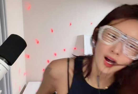 배우 김빈우가 최근 불거진 '층간소음 논란'에 대해 직접 사과했다. 사진은 틱톡 라이브 방송을 진행 중인 김빈우. [사진=온라인 커뮤니티]
