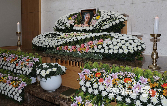 가수 옥희(본명 김광숙)의 빈소가 21일 오후 서울 송파구 서울아산병원 장례식장 22호에 마련된 가운데 배우자 홍수환 씨가 빈소를 지키고 있다. 2026.06.21 [사진=사진공동취재단]