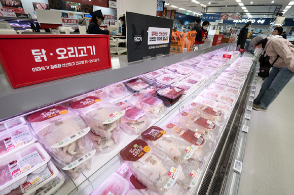 하림과 마니커 등 주요 닭고기 생산업체들이 치킨 프랜차이즈와 대형마트, 대리점에 공급하는 가격을 잇달아 인상한 것으로 나타났다. 서울 시내 대형마트에 닭고기 등 육계 판매대 모습. [사진=연합뉴스]