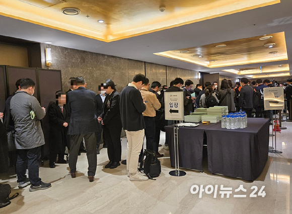 지난 3월28일 서울 용산구 몬드리안 호텔에서 열린 고려아연 제51기 정기 주주총회에 입장하기 위해 주주들이 주총장 밖에서 대기하고 있다. [사진=최란 기자]