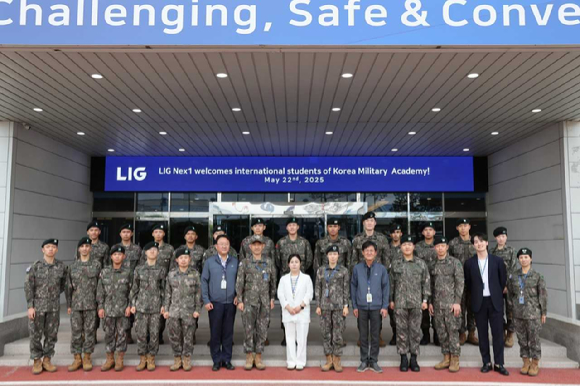 22일 경북 구미의 LIG넥스원 구미하우스를 방문한 육군사관학교 외국수탁생도와 관계자들이 기념촬영을 한 모습 [사진=LIG넥스원]