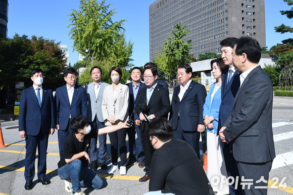 더불어민주당 윤석열 정권 정치탄압대책위원회가 야당 인사 및 전 정부 인사에 대한 정치탄압·부당 편파수사와 김건희 여사에 대한 면죄부성 수사에 대해 항의하기 위해 8일 서울 서초구 서울중앙지방검찰청을 방문하고 있다. [사진=국회사진취재단]