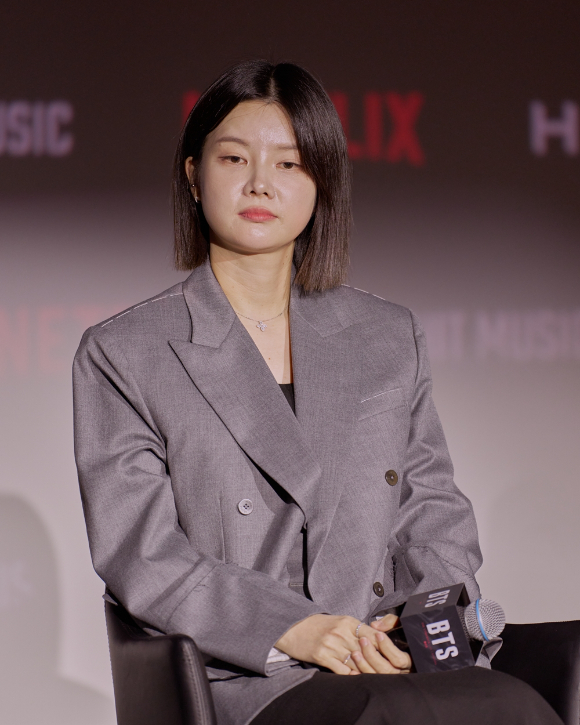 브랜든 리그 넷플릭스 논픽션 시리즈 및 스포츠 부문 VP, 김현정 빅히트 뮤직 VP, 유동주 하이브 뮤직 그룹 APAC 지역 대표, 개럿 잉글리쉬 총괄 프로듀서가 20일 서울 종로구 씨네큐브 광화문에서 열린 넷플릭스 'BTS 컴백 라이브: ARIRANG' 사전 미디어 브리핑에서 대담을 나누고 있다. [사진=넷플릭스]