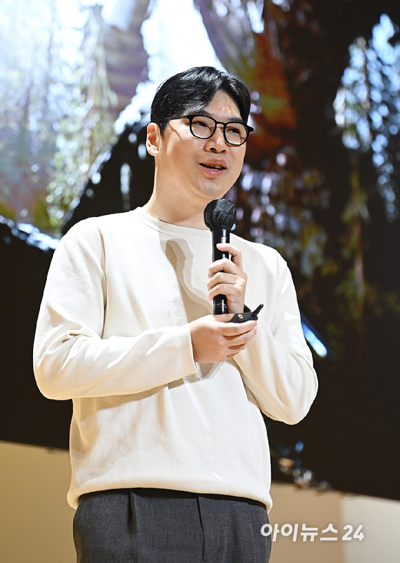 제4회 아이뉴스24 ICT 포럼 '장르 플랫폼 파괴적 혁신: 게임 개척자에게 노하우를 듣다' 라는 주제로 22일 오후 서울 중구 페럼타워 페럼홀에서 열렸다.양홍석 매드엔진 '나이트 크로우' PD가 강연을 하고 있다. [사진=곽영래 기자]