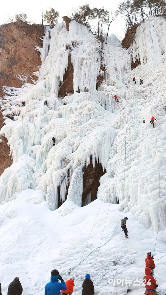 4일 오전 강원도 인제군 용대리 매바위 빙장에서 클라이머들이 빙벽등반을 즐기고 있다. [사진=정소희 기자]