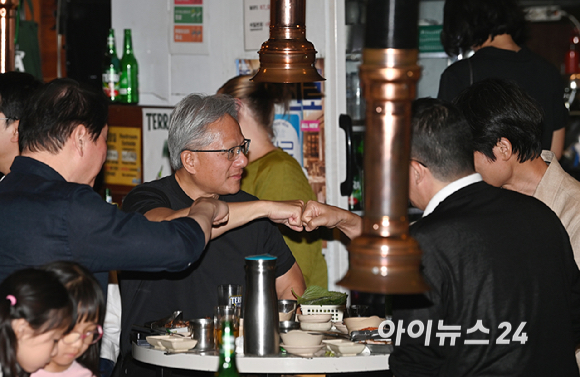 젠슨 황 엔비디아 최고경영자(CEO)가 5일 서울 마포구 서교동의 한 고깃집에서 최태원 SK회장, 구광모 LG회장, 이해진 네이버 의장과 삼겹살 회동을 하고 있다. [사진=곽영래 기자]