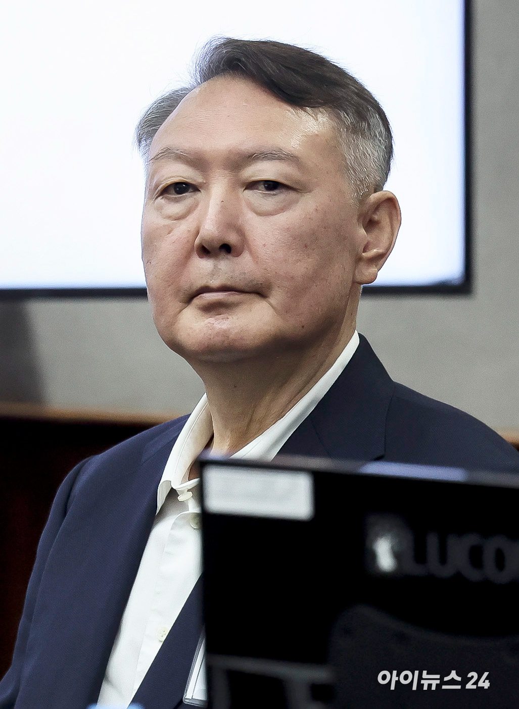 윤석열 전 대통령이 26일 서울 서초구 서울중앙지법에서 열린 특수공무집행방해, 직권남용 권리행사방해 등 혐의 사건 첫 공판에 출석하고 있다. [사진=사진공동취재단]