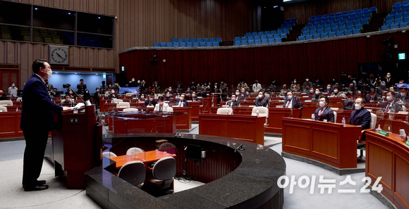 윤석열 국민의힘 대선후보가 6일 서울 여의도 국회에서 열린 국민의힘 '변화와 단결' 의원총회에서 발언하고 있다. [사진=김성진 기자]