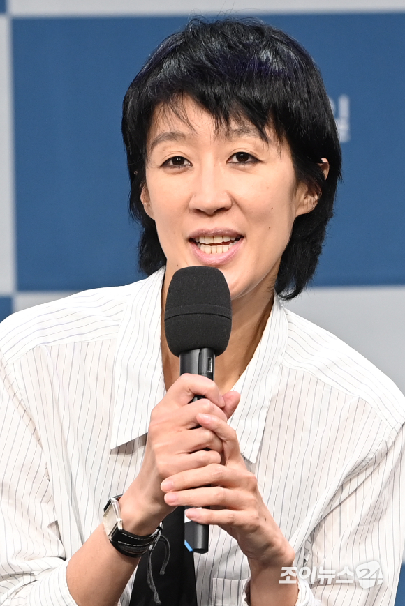 방송인 홍진경이 21일 오후 서울 마포구 상암동 MBC에서 열린 MBC 새 교양프로그램 '이유 있는 건축-공간 여행자' 제작발표회에 참석해 소감을 말하고 있다. [사진=문수지 기자]