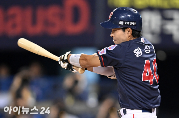 22일 오후 서울 잠실야구장에서 '2022 신한은행 SOL KBO리그' 롯데 자이언츠와 LG 트윈스의 경기가 열렸다. 롯데 황성빈이 3회초 무사 1,2루 상황에서 2타점 3루타를 치고 있다. [사진=김성진 기자]