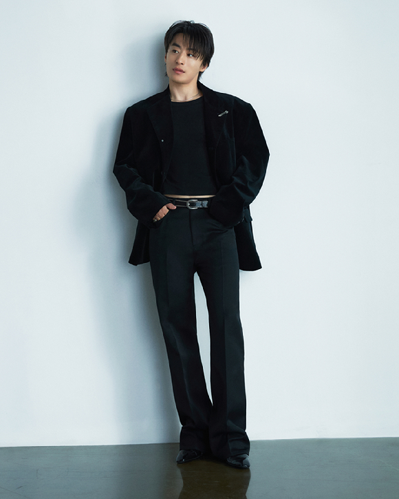 배우 구교환이 영화 '만약에 우리' 인터뷰에 앞서 포즈를 취하고 있다. [사진=(주)쇼박스]