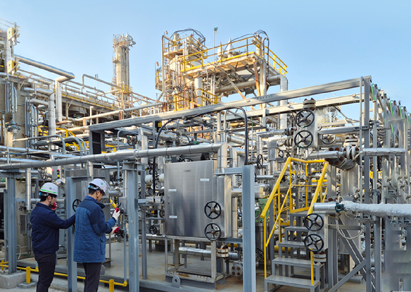 HD현대오일뱅크 직원들이 충남 대산공장에서 '안티에이징 프로젝트'에 참여해 설비 점검을 진행하고 있다. [사진=HD현대오일뱅크]