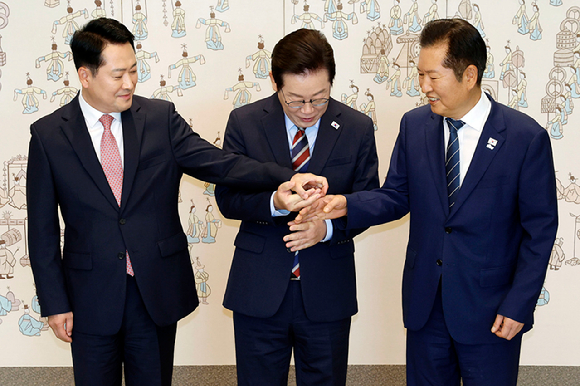 이재명 대통령이 8일 용산 대통령실에서 여야 지도부 오찬 회동에 참석한 더불어민주당 정청래 대표, 국민의힘 장동혁 대표와 기념촬영을 위해 손을 잡고 있다. 2025.9.8 [대통령실통신사진기자단] [사진=연합뉴스]