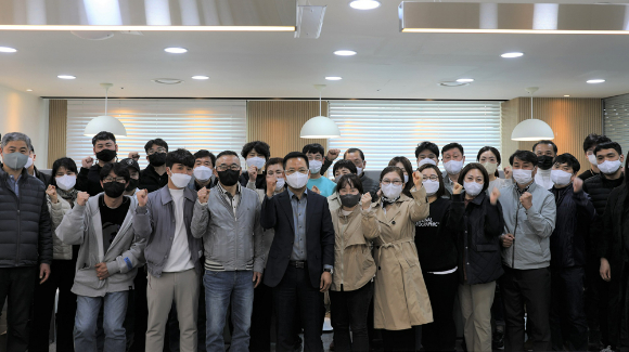 bhc치킨 2022 전국 가맹점 협의회 회의 후 임금옥 대표(앞줄 가운데)와 점주들이 기념사진에 응하고 있다. [사진=bhc]