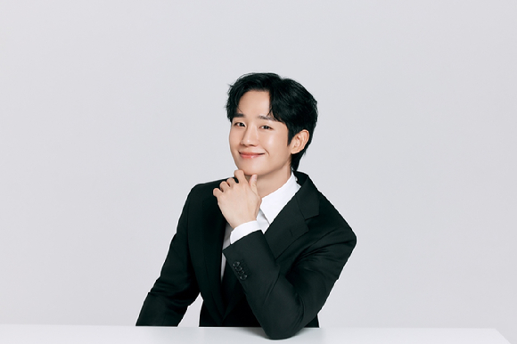 배우 정해인이 브랜드 광고 촬영에서 포즈를 취하고 있다. [사진=뉴트리코어]