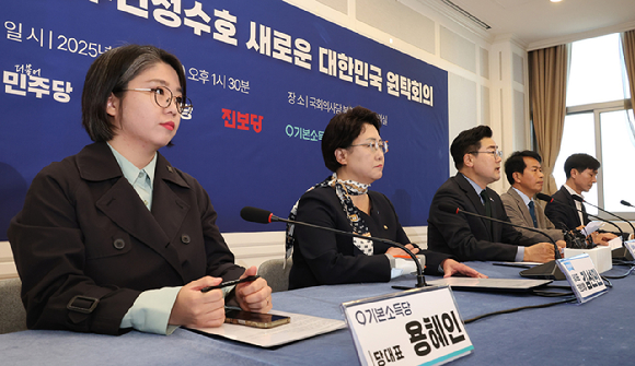 더불어민주당 박찬대 당 대표 직무대행 겸 원내대표를 비롯한 야 5당 대표 및 권한대행들이 지난달 15일 서울 여의도 국회에서 열린 '내란종식 민주헌정수호 새로운 대한민국 원탁회의'를 하고 있다.왼쪽부터 기본소득당 용혜인 대표, 조국혁신당 김선민 대표 직무대행, 박찬대 당 대표 직무대행 겸 원내대표, 진보당 윤종오 윤종오 상임대표 직무대행, 사회민주당 한창민 대표. 2025.4.15 [사진=연합뉴스]