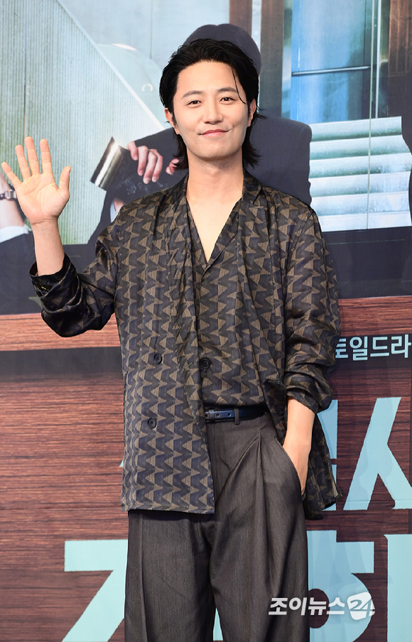 배우 진구가 28일 오후 서울 구로구 신도림동 더링크서울 트리뷰트 포트폴리오 호텔에서 열린 JTBC 새 토일드라마 '신입사원 강회장' 제작발표회에 참석하고 있다. [사진=정소희 기자]