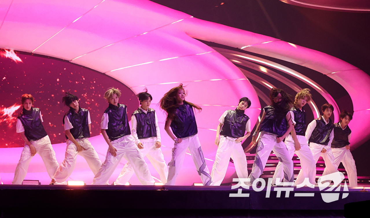 그룹 A2O 소울, A2O 라이트 멤버들이 12일 오후 경기도 고양시 일산 킨텍스에서 진행된 A2O 소울(A2O SOUL)&middot;A2O 라이트(A2O LITE)의 데뷔쇼 '웰컴 투 소울라이트 프롬 A2O 소울 A2O 라이트(WELCOME TO SOULITE From A2O SOUL A2O LITE)' 행사에 참석해 열띤 무대를 펼치고 있다. [사진=문수지 기자]