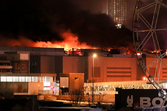 모스크바의 서쪽 외곽 크로쿠스 시티홀 공연장 상공에서 불길이 치솟고 있다. [사진=뉴시스]