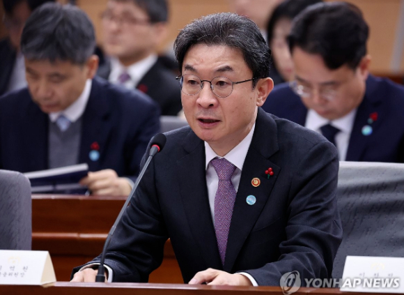 이억원 금융위원장이 19일 정부서울청사 별관에서 이재명 대통령에게 업무보고를 하고 있다. [사진=연합뉴스]