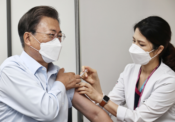 문재인 대통령이 15일 서울 국립중앙의료원 코로나19 중앙예방접종센터에서 코로나19 백신 추가 접종을 받고 있다. [사진=뉴시스]
