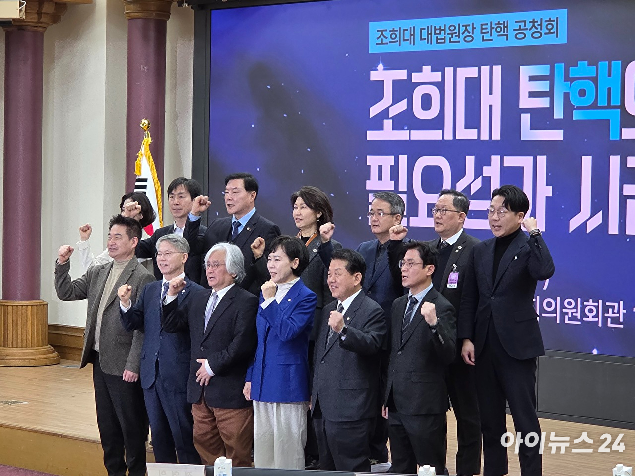 조희대 대법원장이 12일 서울 대법원을 나서고 있다. 2026.2.12 [사진=연합뉴스]