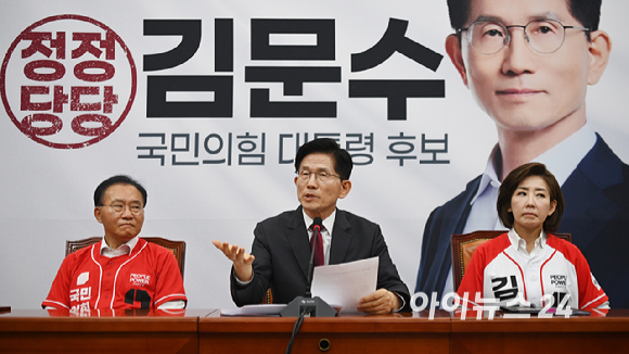 김문수 국민의힘 대선 후보가 15일 국회에서 긴급 기자회견을 열고 발언하고 있다. [사진=곽영래 기자]