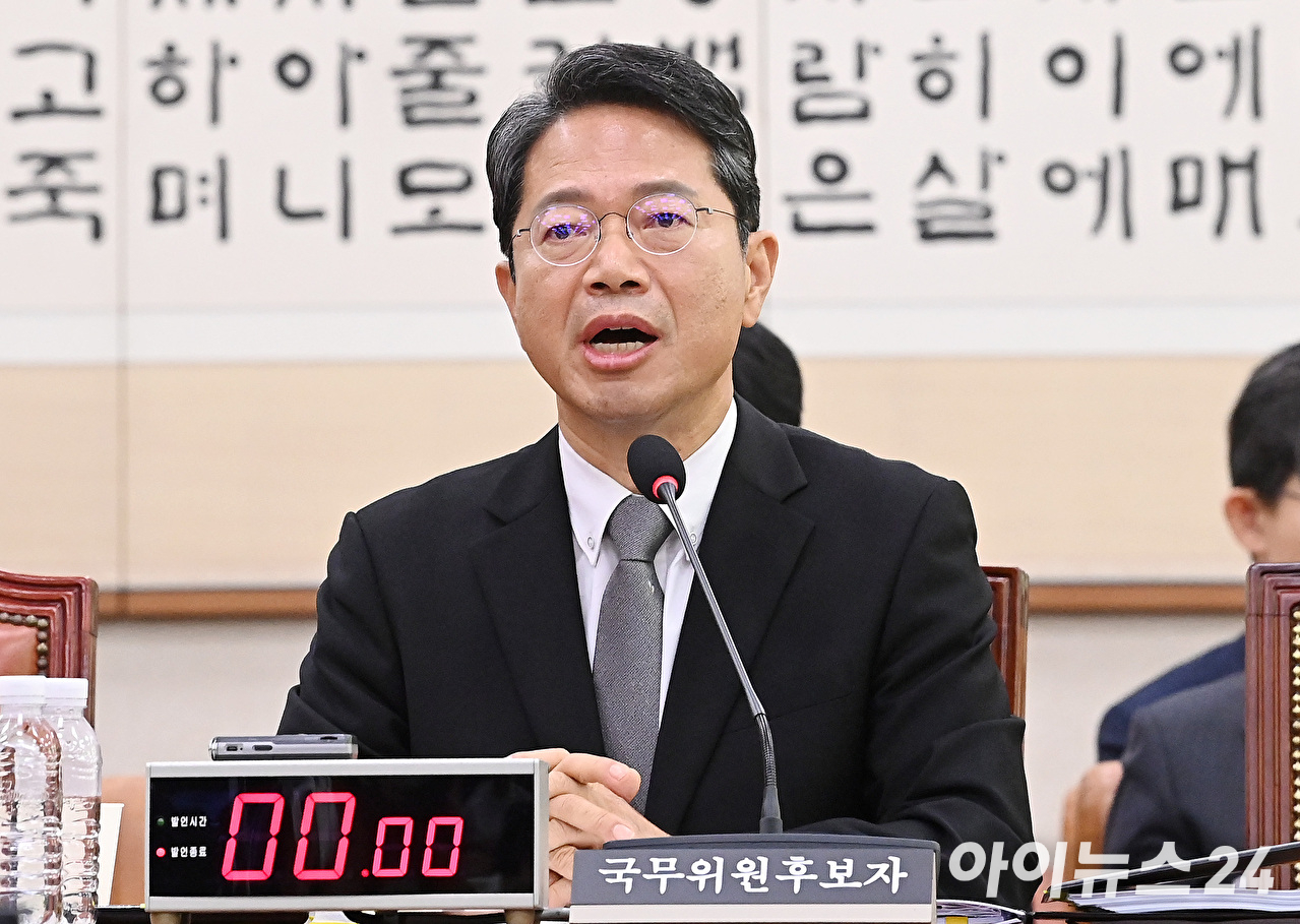 김승원 법무부 장관 후보자가 15일 서울 여의도 국회 법제사법위원회에서 열린 인사청문회에서 눈물을 훔치고 있다. [사진=곽영래 기자]