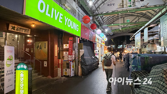 12일 서울 종로구 광장시장 내부 올리브영 광장마켓점 입구 전경. [사진=진광찬 기자]