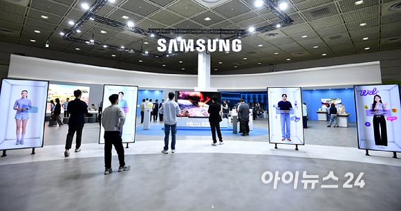 22일 서울 강남구 코엑스에서 열린 2026 월드IT쇼에서 삼성전자 부스에서 관람객들이 부스를 둘러보고 있다. [사진=곽영래 기자]