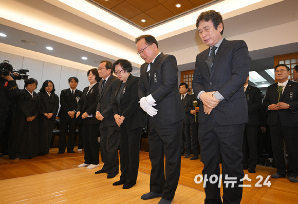 유시민 전 노무현 재단 이사장, 김부겸 전 국무총리, 한명숙 전 국무총리 등 27일 오전 서울 종로구 서울대학교병원 장례식장에 故 이해찬 전 국무총리의 빈소에서 조문을 하고 있다. [사진=곽영래 기자]