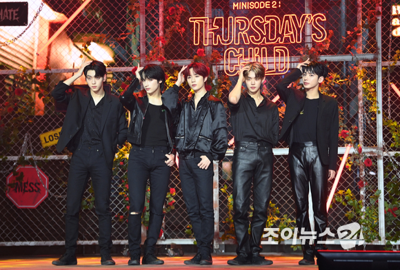그룹 투모로우바이투게더(TXT&middot;투바투)가 9일 오후 서울 광진구 광장동 예스24라이브홀에서 열린 투모로우바이투게더 미니 4집 '미니소드 2 : 서스데이스 차일드(minisode 2: Thursday's Child)' 미디어 쇼케이스 행사에 참석해 포즈를 취하고 있다. [사진=정소희 기자]