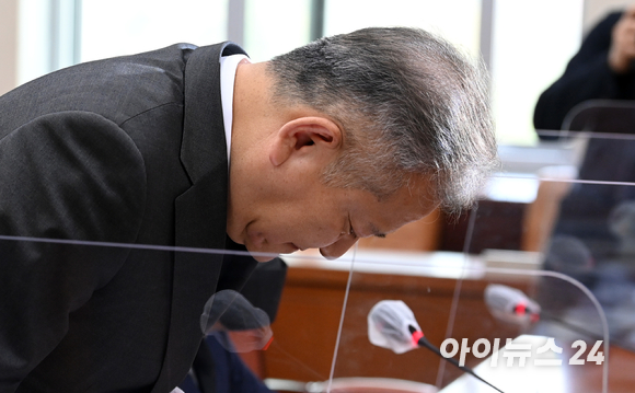 이상민 행정안전부 장관이 1일 오후 서울 여의도 국회에서 열린 행정안전위원회 전체회의에서 이태원 참사 상황 보고에 앞서 고개 숙여 사과하고 있다. [사진=김성진 기자]